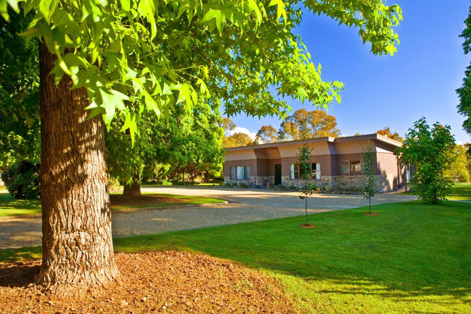 Buffalo Motel And Country Retreat Porepunkah Exterior photo