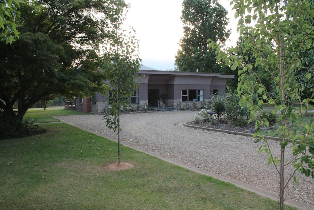 Buffalo Motel And Country Retreat Porepunkah Exterior photo
